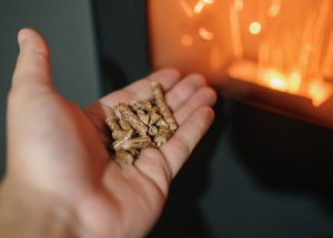 Comment mettre des granulés dans un poêle à bois : le guide pratique